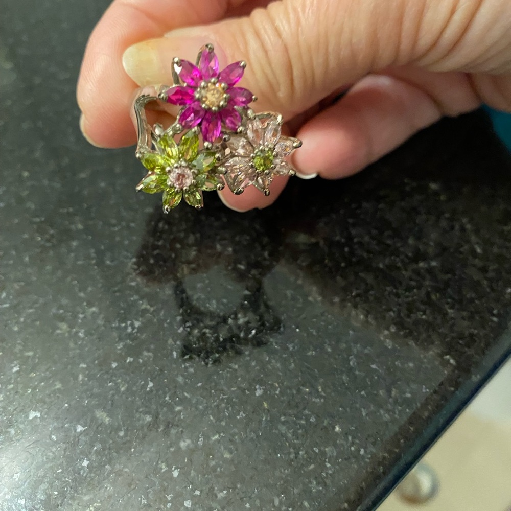 Ladies flower ring with colorful stones